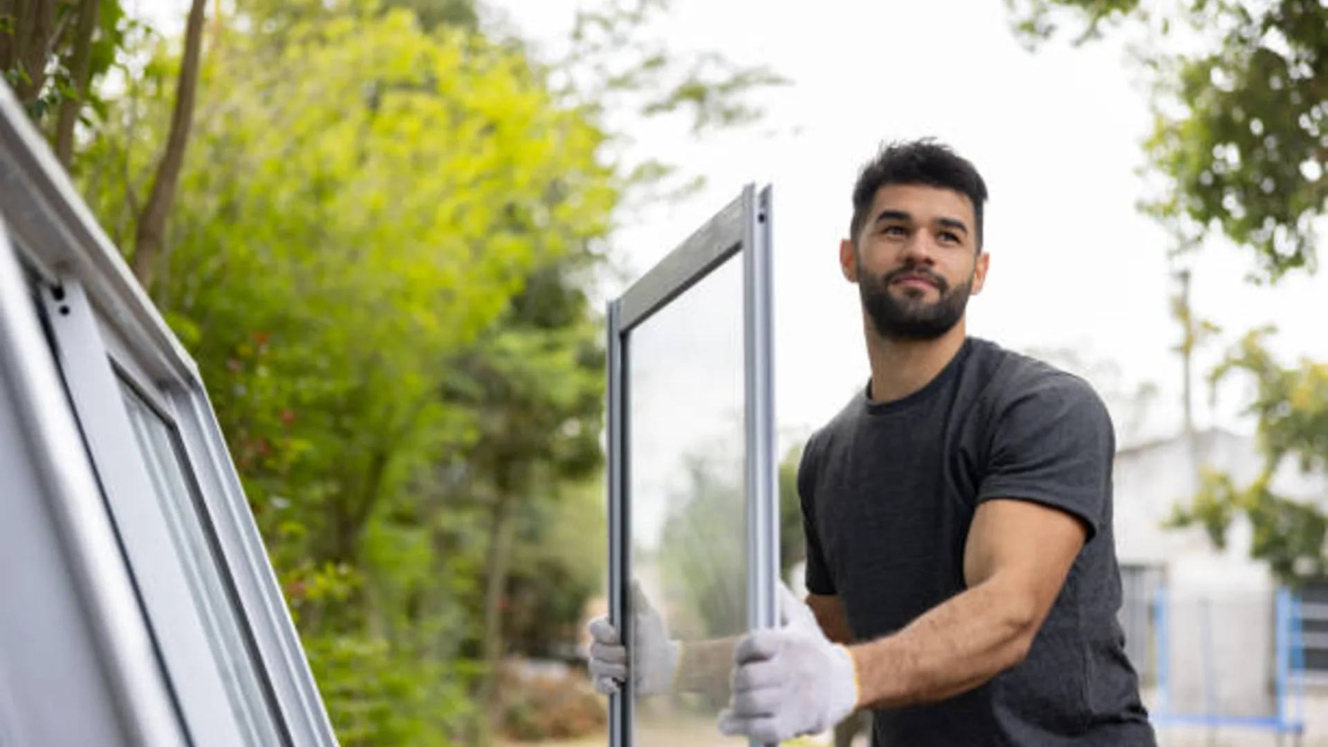 Porte patio résidentielle québécoise avec grande baie vitrée